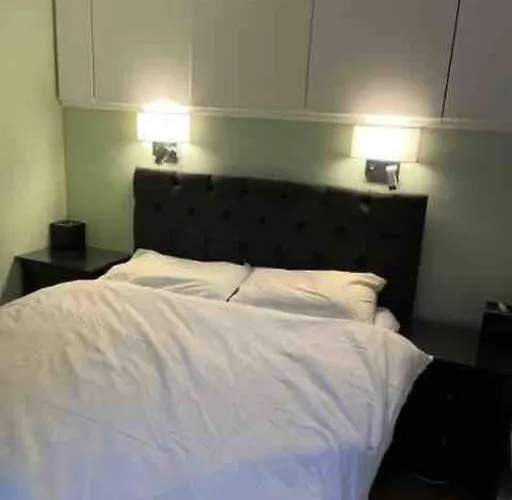 Kensington Apartment With 2 Bedrooms 1 Living Room And Patio