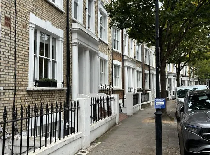 Kensington Apartment With 2 Bedrooms 1 Living Room And Patio