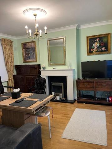 Kensington With 2 Bedrooms 1 Living And Patio * London