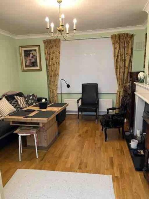 Apartment Kensington With 2 Bedrooms 1 Living And Patio *